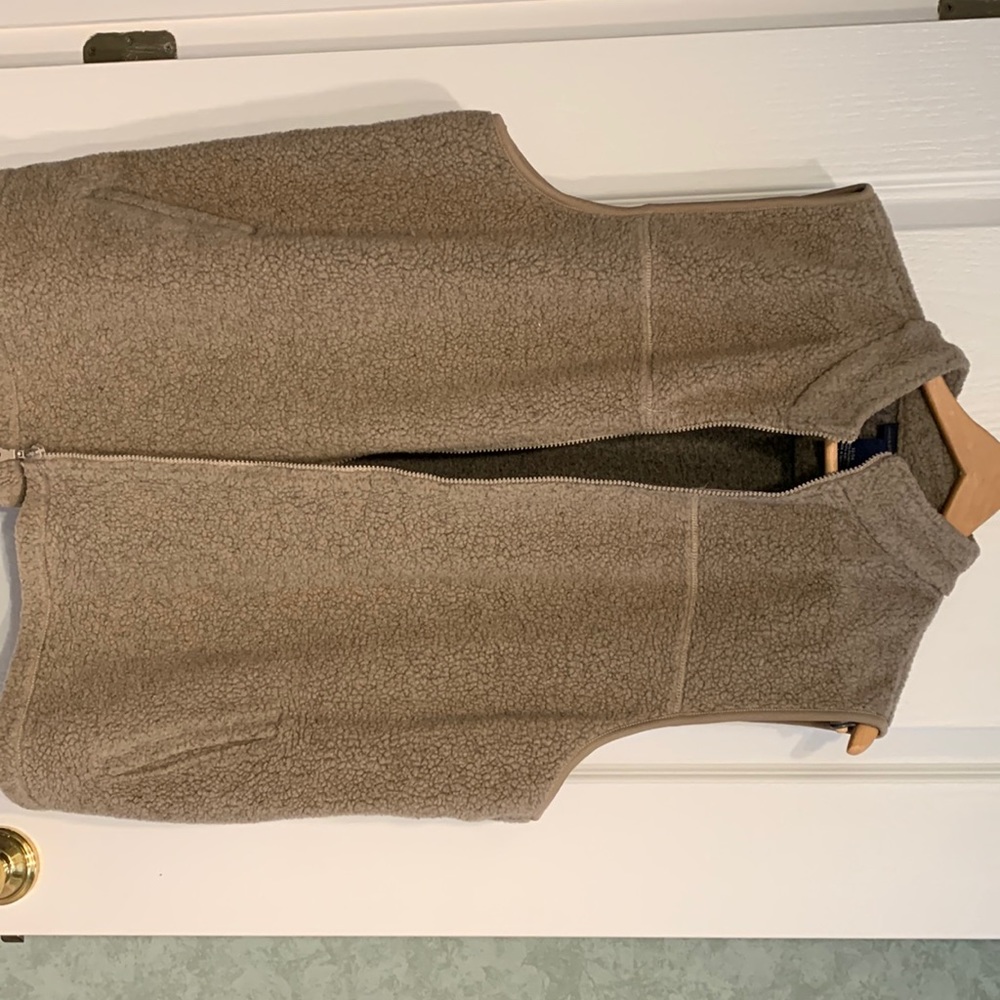 Venzia fleece vest with pockets.
